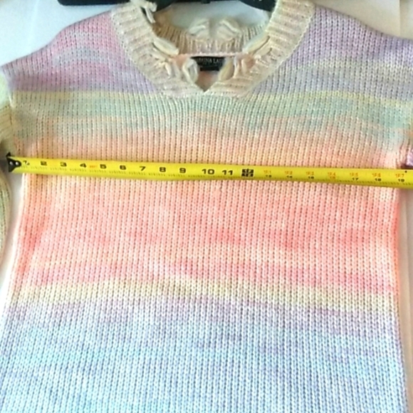 SABRINA LAUREN NEW YORK FRAYED EDGE V-NECK SWEATER SIZE MEDIUM NWT - Picture 7 of 9